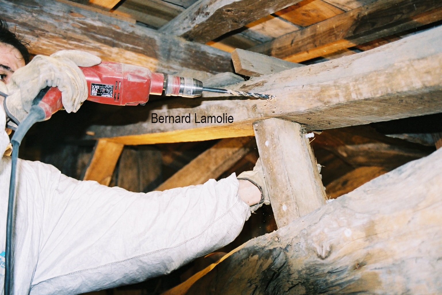 Perçage des zones infestées pour injection