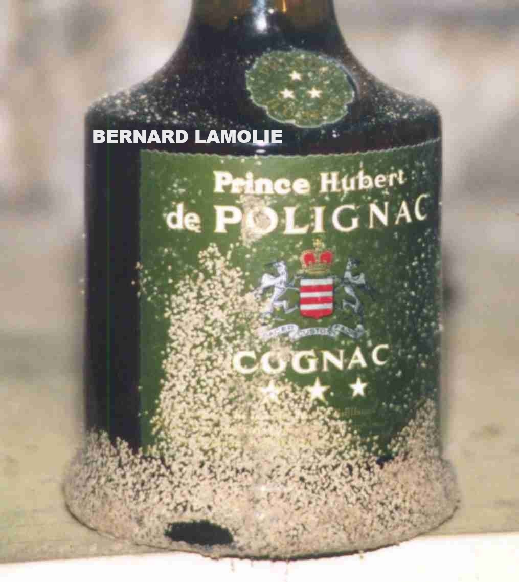 Liège de bouchon et capsule en plomb attaqués par termites